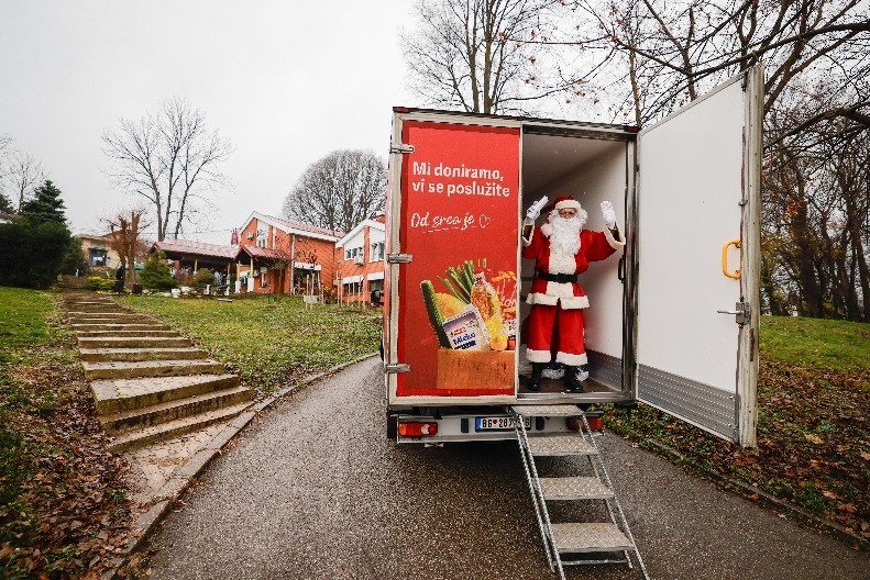 Novogodišnji paketići za 14 humanitarnih organizacija banaka hrane